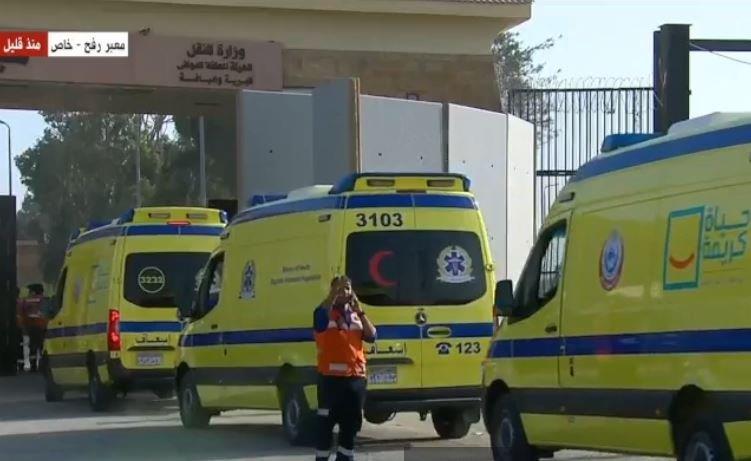 سيارات إسعاف إلى الجانب المصري من معبر رفح