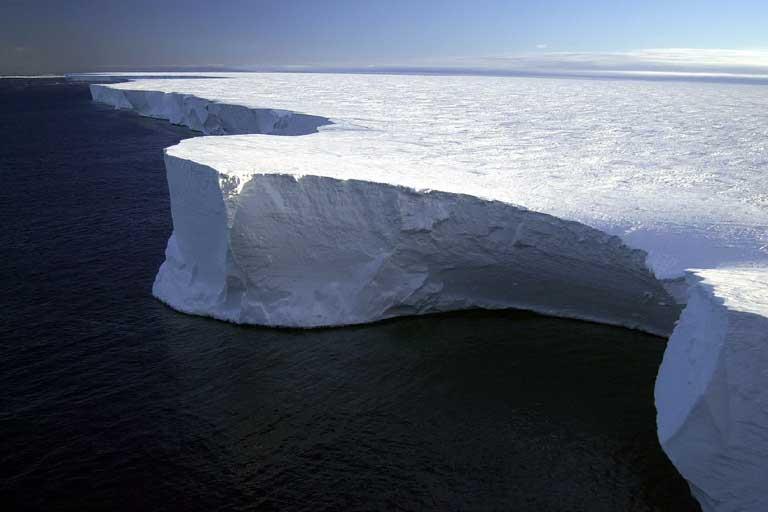 جبل a23a  يتحرك من مكانه في القارة القطبية الجنوبي