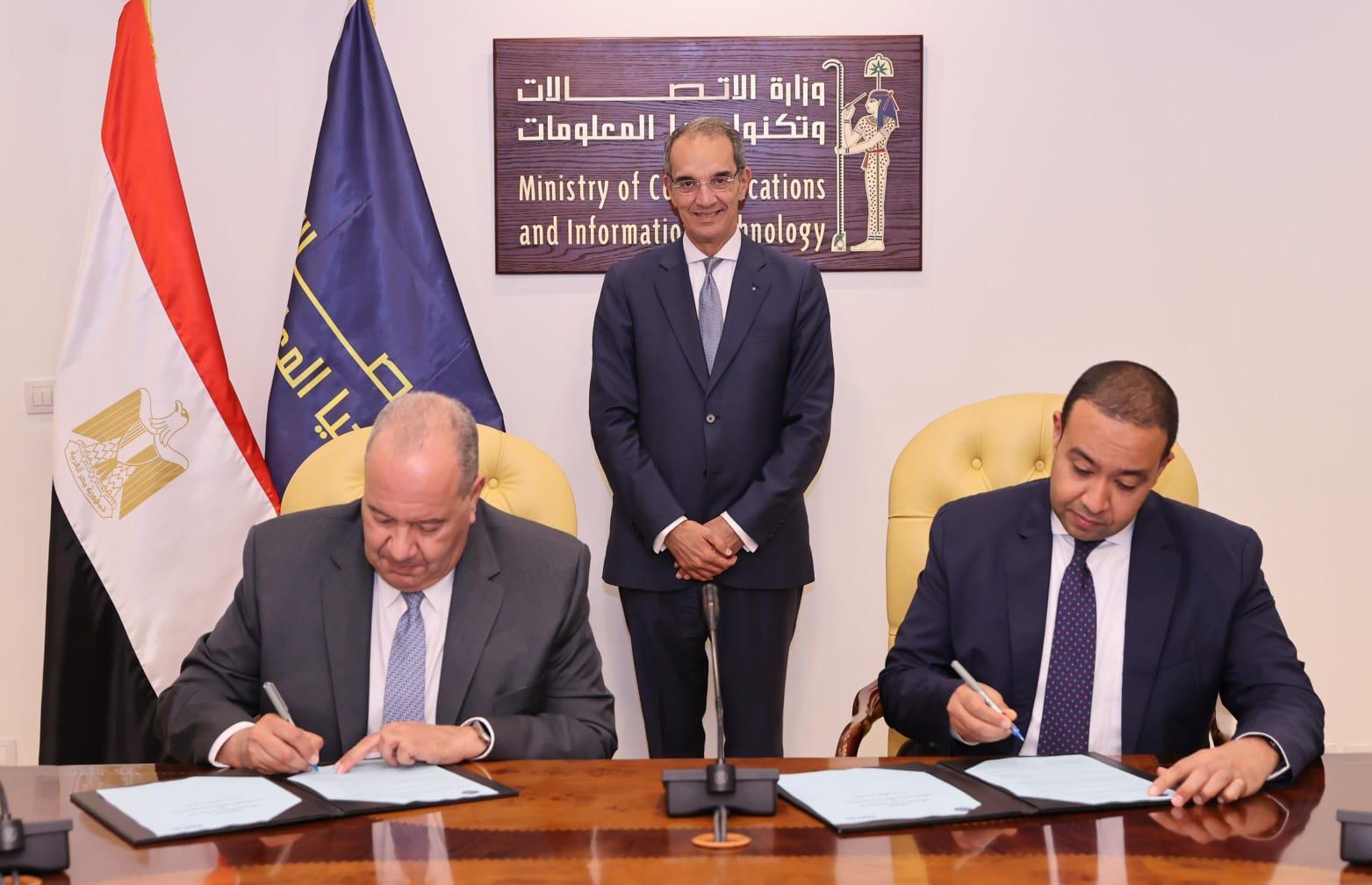 وزير الاتصالات خلال توقيع عقد بين المصرية للاتصالا