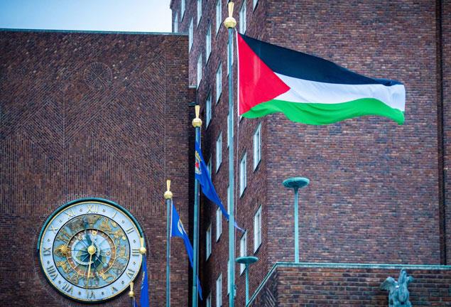 بلدية أوسلو ترفع العلم الفلسطيني أمام مقرها