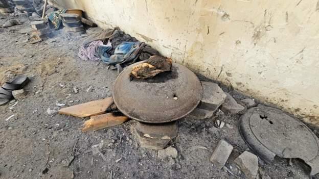 طعام محترق ملقى بالقرب من مقتنيات أخرى مدمرة في مد