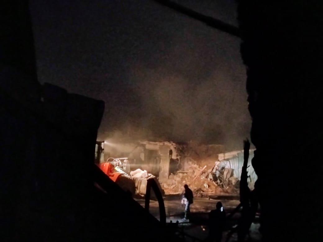 أعمال السيطرة على حريق مصنع إسفنج بالبدرشين
