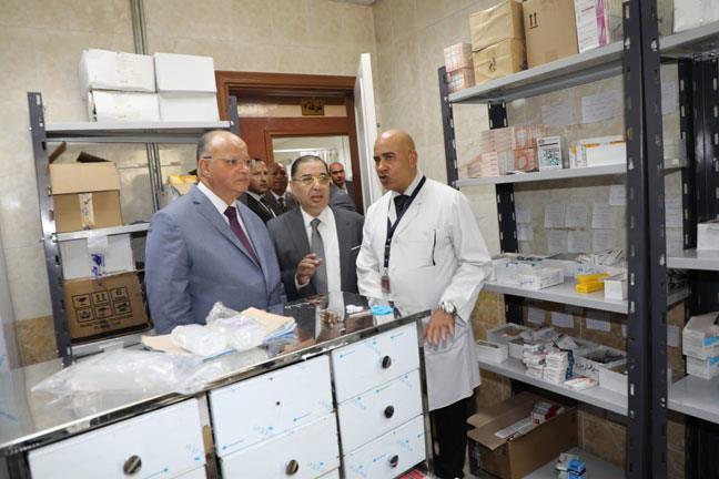 محافظ القاهرة يجري جولة مفاجئة بمستشفى عين شمس الع