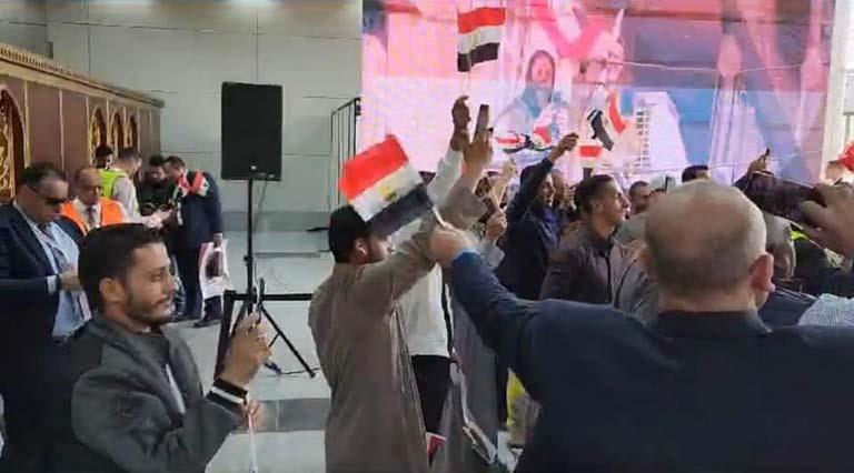 المصريون بالكويت يرددون الأغاني الوطنية أثناء الإد