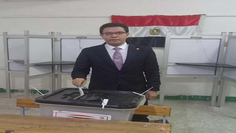 رئيس جامعة بنها يُدلي بصوته في الانتخابات الرئاسية