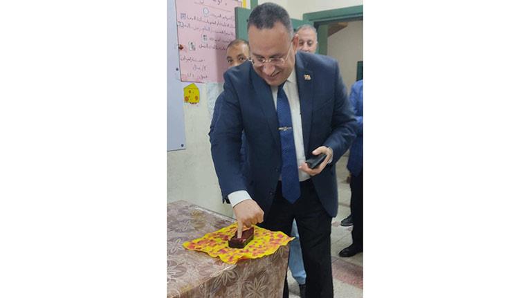 رئيس جامعة الإسكندرية يدلي بصوته في الانتخابات