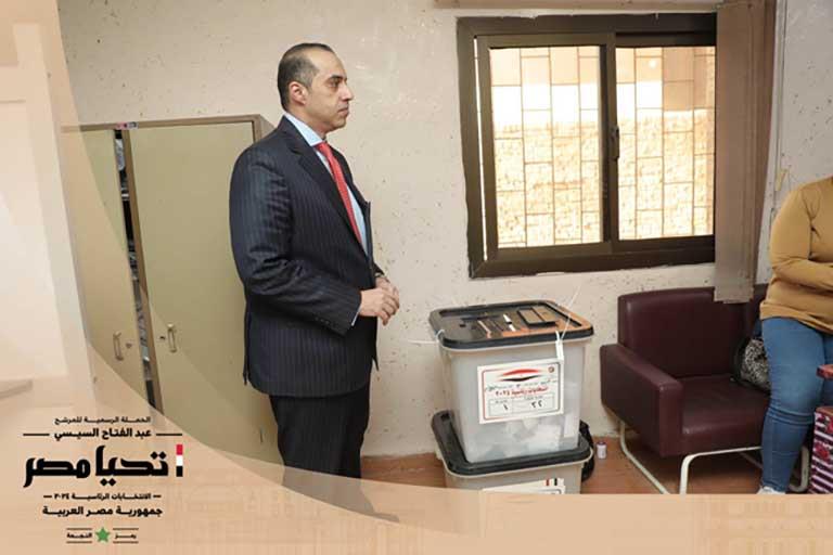 رئيس حملة السيسي يدلي بصوته في الانتخابات