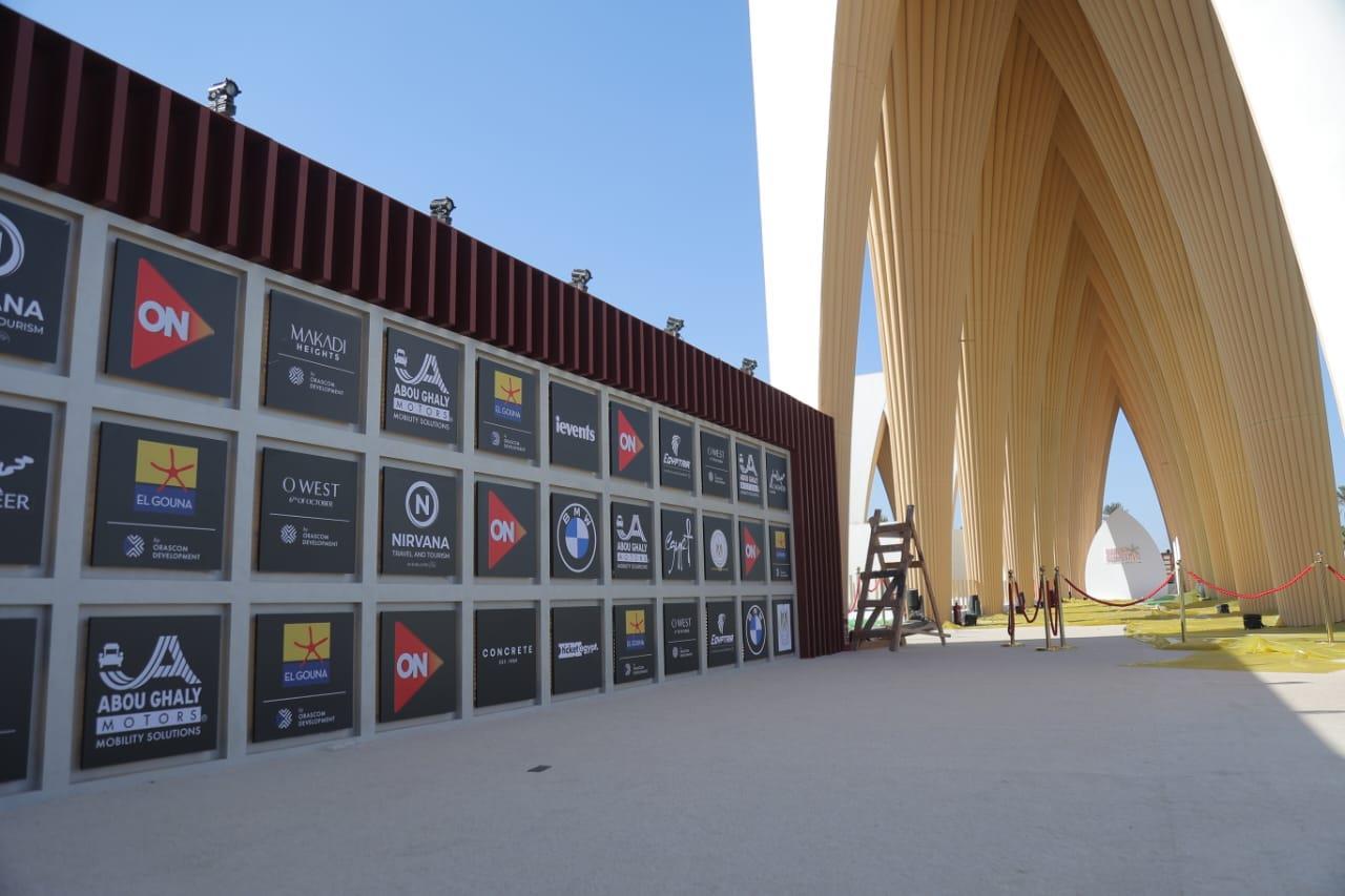 الجونة السينمائي يستبدل السجادة الحمراء