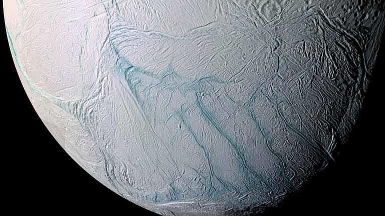 سطح القمر إنسيلادوس كما صورته المركبة كاسيني