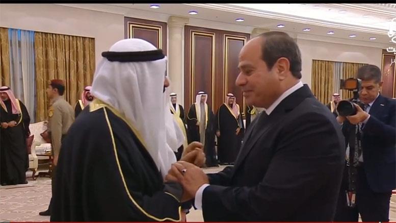 الرئيس السيسي يقدم واجب العزاء في وفاة أمير الكويت