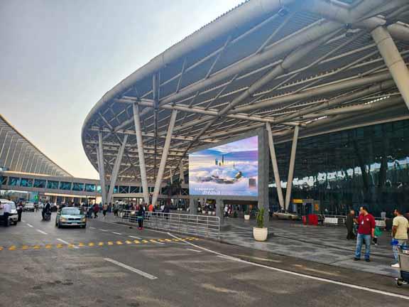 شاشة إعلانات ثلاثية الأبعاد بمطار القاهرة