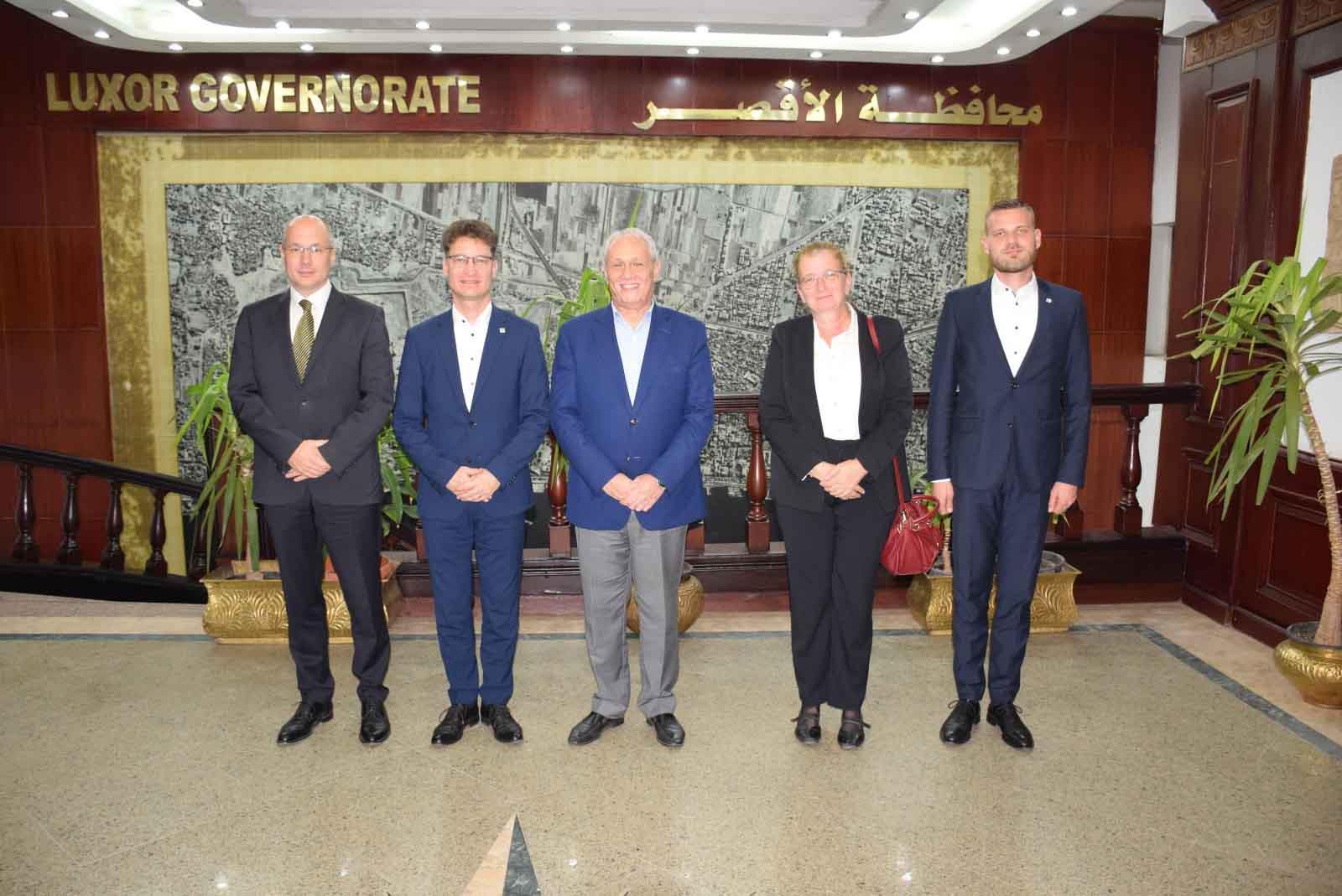 محافظ الأقصر والوفد المجرى في صورة جماعية