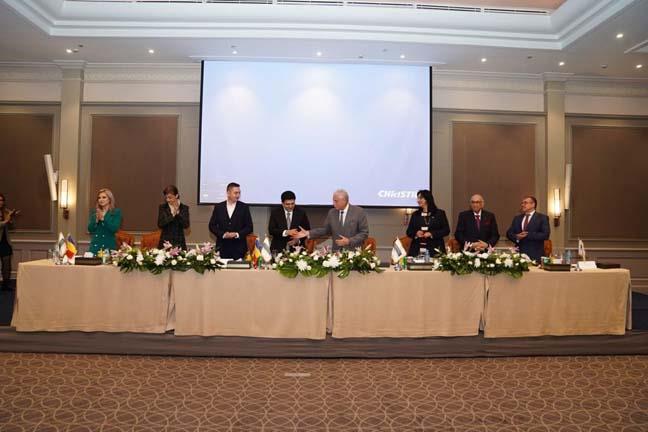 - نائب الوزير لشئون السياحة تشهد مراسم توقيع بروتوكول لإقامة منتجع استشفائى في مصر (1)