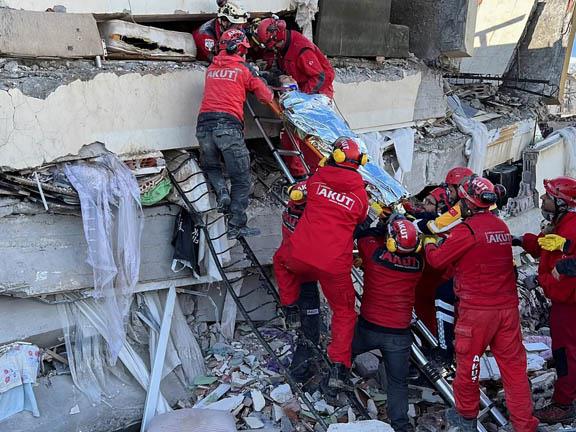 إنقاذ شخصين من تحت الأنقاض في هاتاي التركية