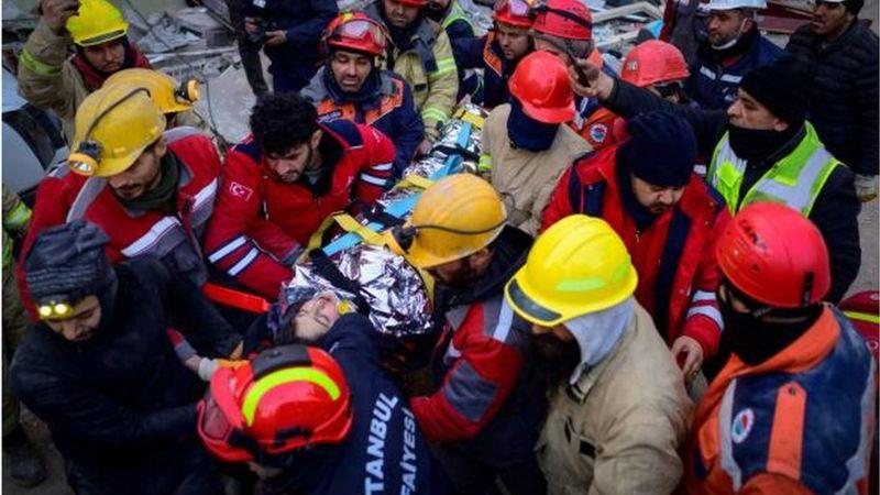 عمال الإنقاذ يقومون بإخلاء طفلة تبلغ من العمر 12 ع