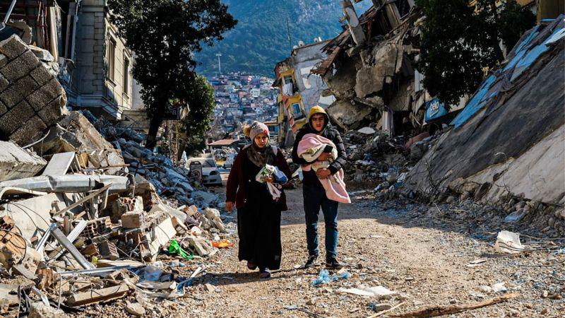 ناجون بين أنقاض الزلزال في هاتاي التركية
