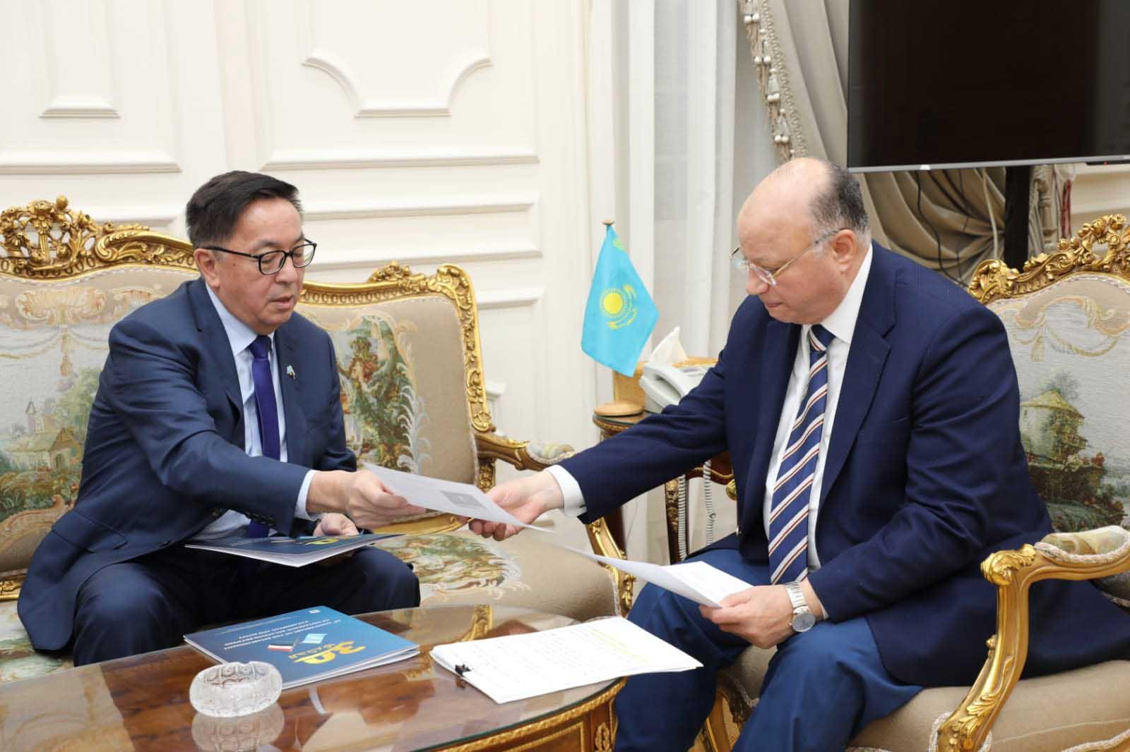 محافظ القاهرة خلال لقاء سفير كازاخستان بالقاهرة