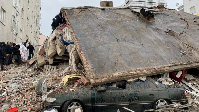 سيارة مدفونة تحت سطح منزل في ديار بكر