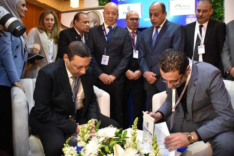 مصر للطيران للصيانة والأعمال الفنية توقع عقد شراكة