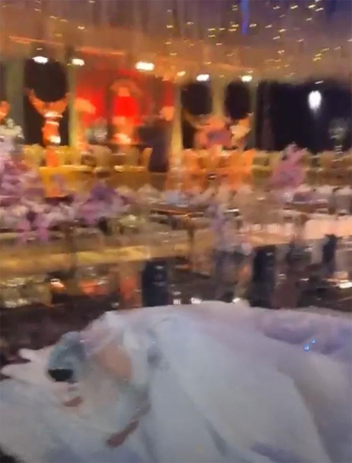 لحظة سجود زوجة حسن شاكوش في زفافهما