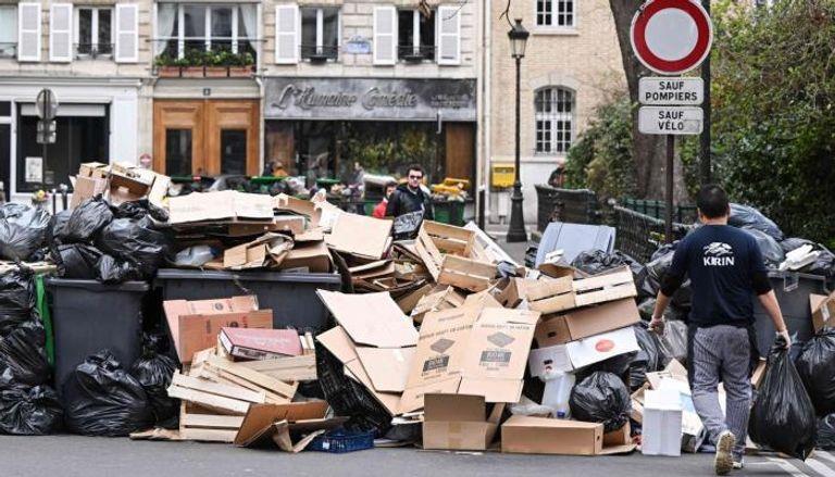 القمامة تتراكم في وسط باريس