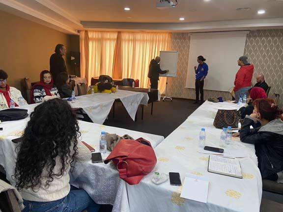 طارق بن شعبان يشرح والآخرون يتابعون 