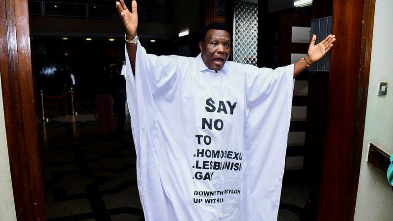 البرلمان الأوغندي يقر مشروع قانون لسجن المثليين