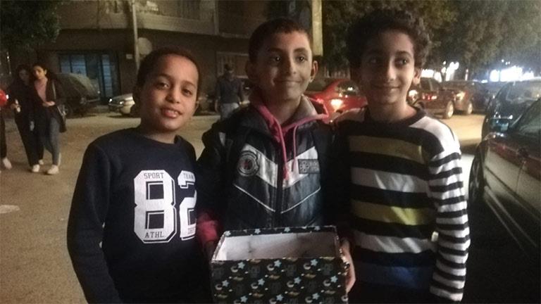 أطفال يوزعون الحلوى بالشوارع ابتهاجًا بقدوم رمضان