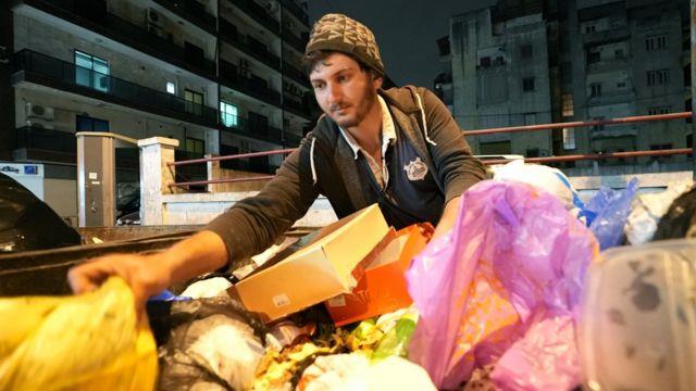 لاجئون سوريون في لبنان يجمعون البلاستيك