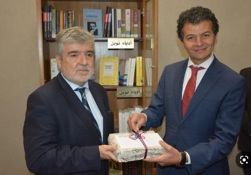 سفير تشيلي يهدى مؤلفات ميسترال لمتحف نجيب محفوظ