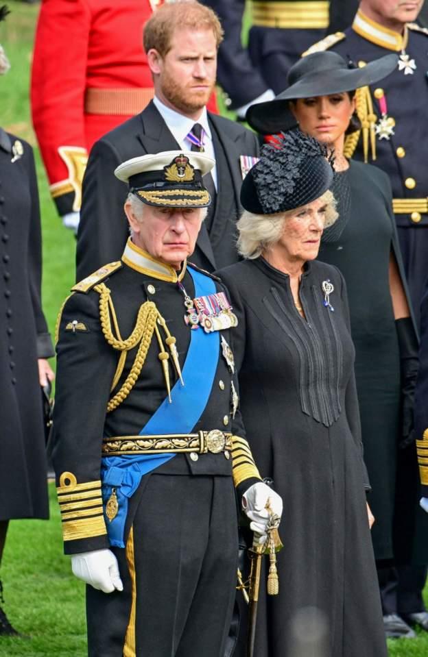 الملك تشارلز الثالث وزوجته الملكة كاميلا يقف خلفهم