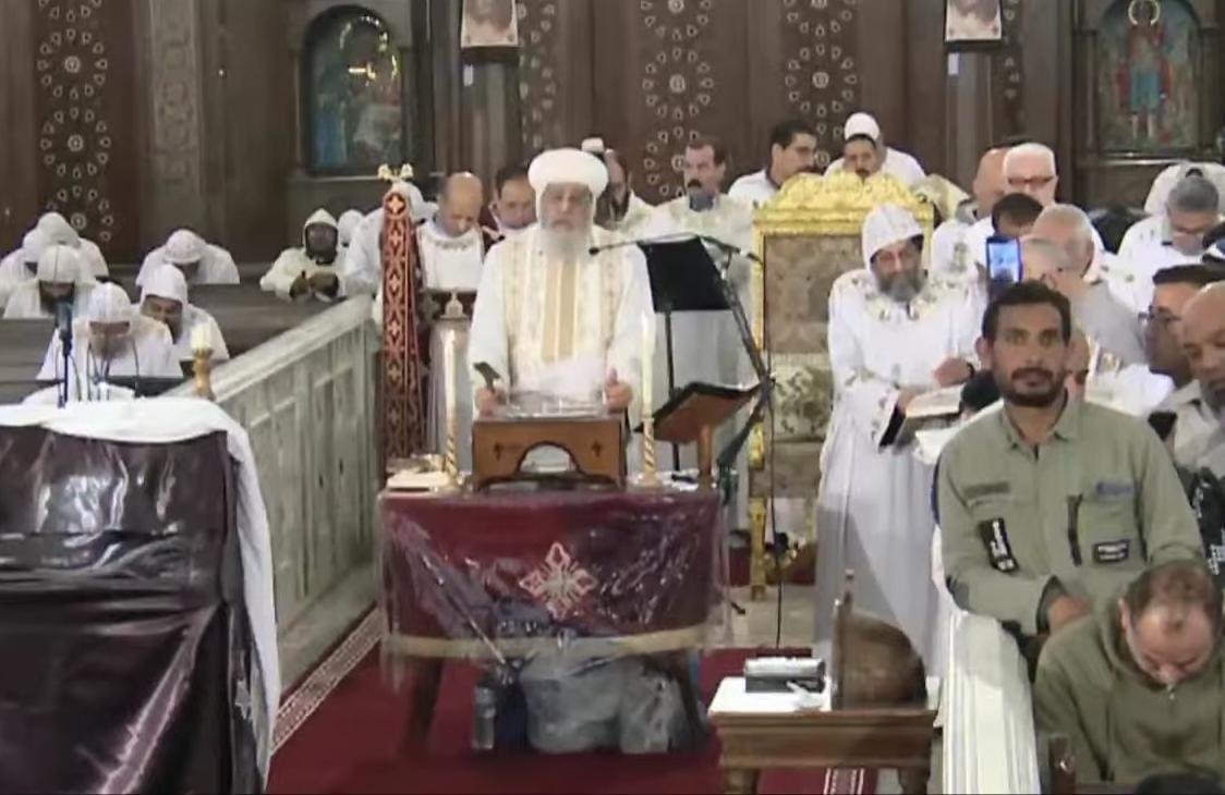 البابا تواضروس خلال الصلاة