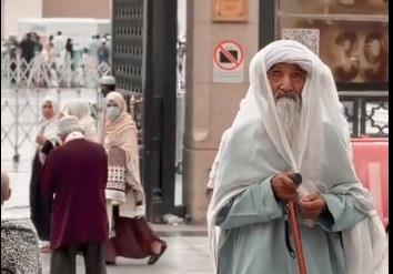 شيخ غريب الأطوار بالمسجد النبوي