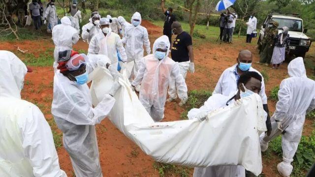 كثفت الشرطة الكينية جهود استخراج الجثث 