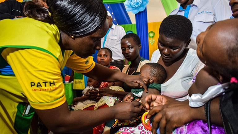 تطعيم صبي ضد الملاريا في كينيا