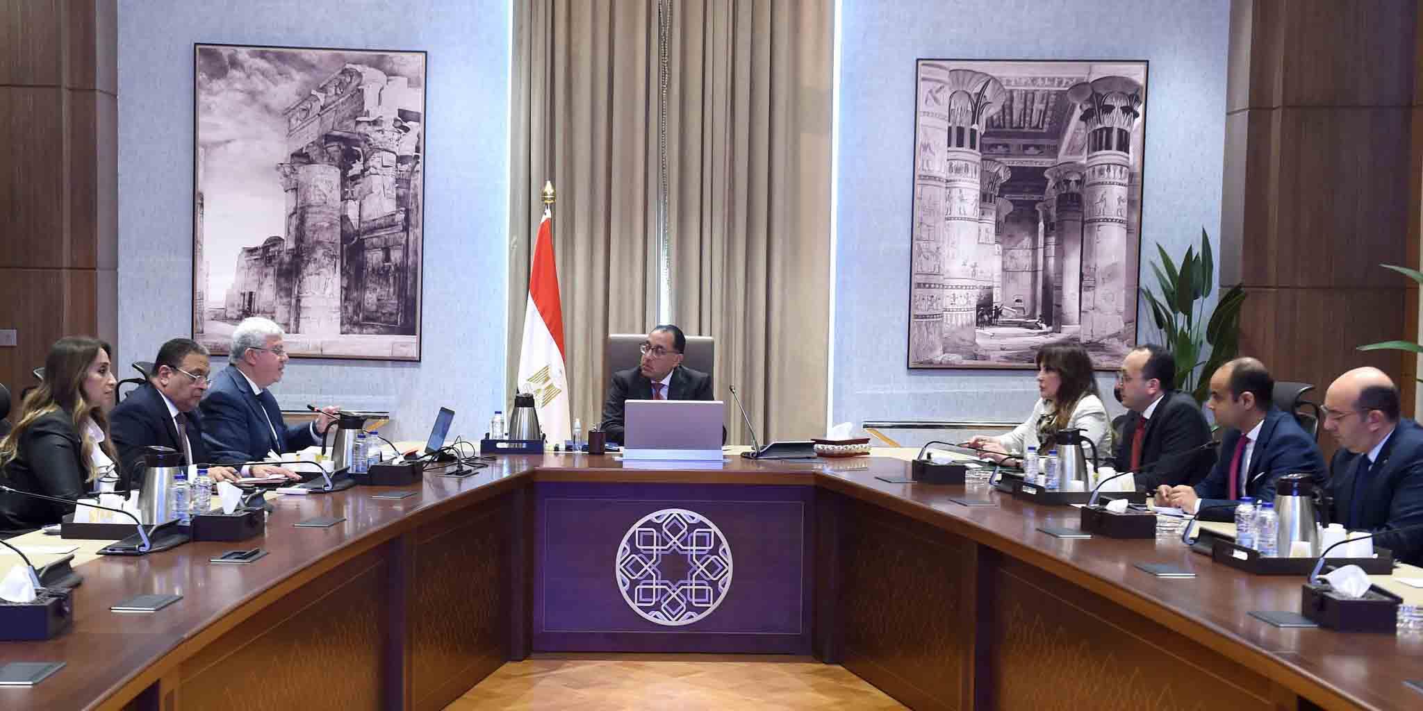رئيس الوزراء يتابع موقف الطلاب المصريين