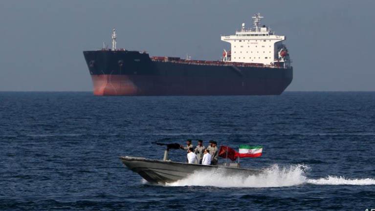 إيران تحتجز ناقلة نفط في خليج عُمان