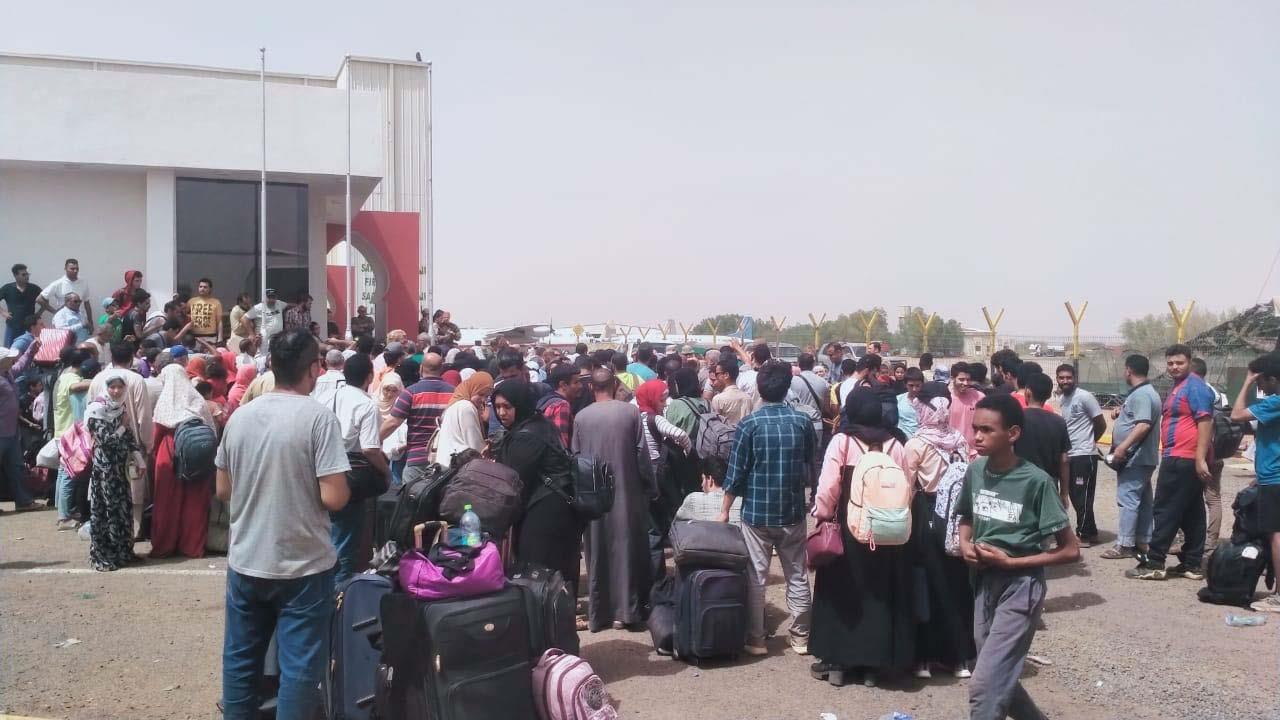مصريين يغادرون السودان