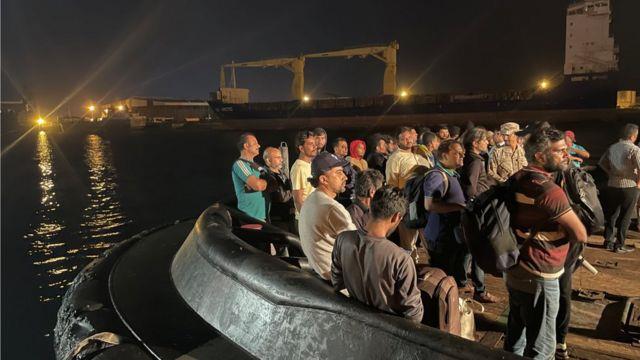 إجلاء من الميناء السوداني