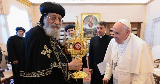بابا الڤاتيكان يهدي البابا تواضروس جزءا من رفات ال