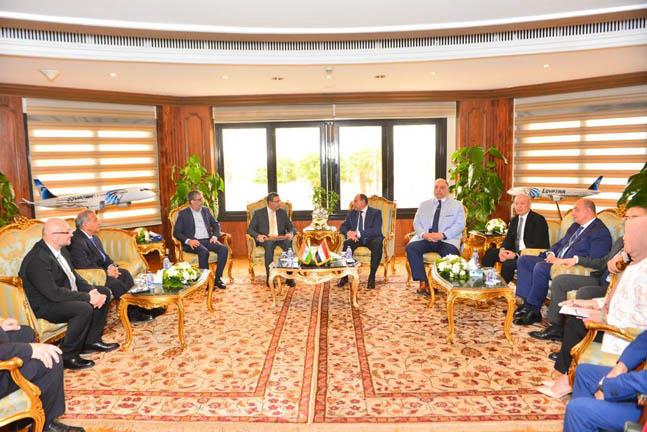 ​وزير الطيران يستقبل السفير الهندي لبحث الاستثمارات المشتركة في مجال المطارات (1)