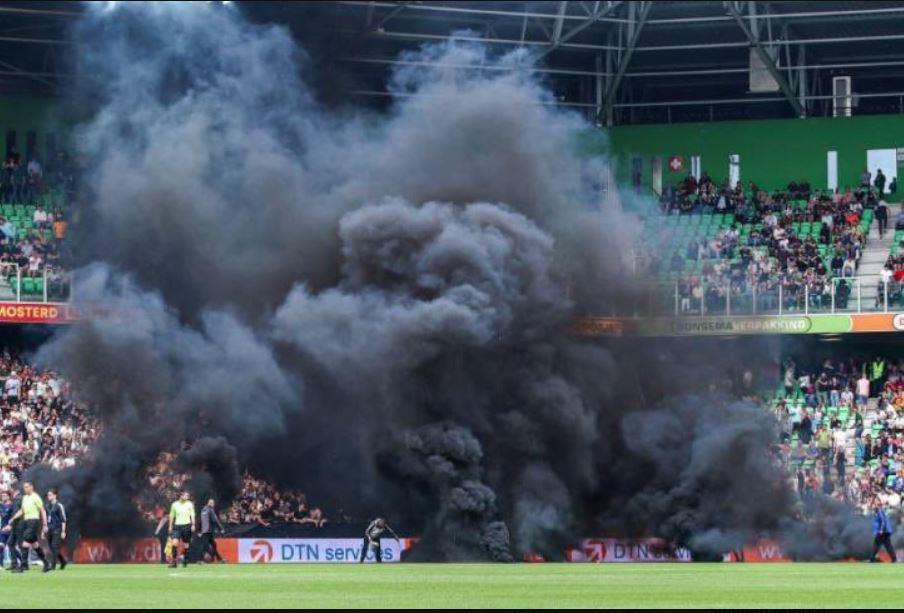 قنابل دخان في الدوري الهولندي