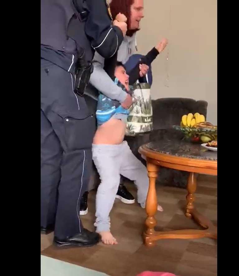 الشرطة الألمانية تنتزع طفلا من أسرته المسلمة بالقو