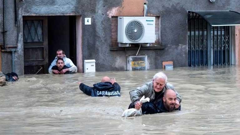 الفيضانات تغرق إيطاليا