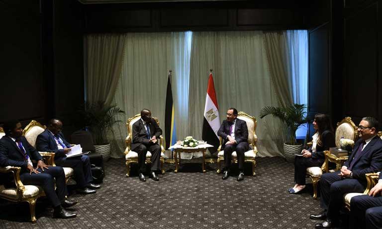 الدكتور مصطفى مدبولي مع الدكتور فيليب مبانجو