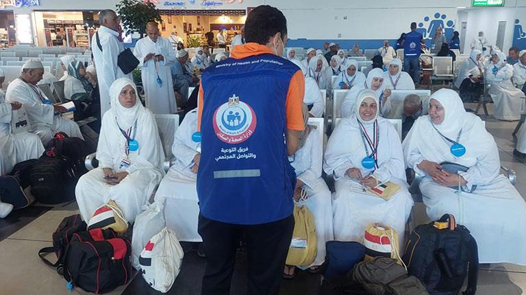  توزيع الحقائب وتقديم التوعية الصحية للحجاج في مطا