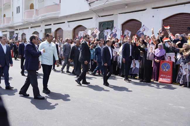 أهالى الأبعادية بالبحيرة يرحبون بالرئيس السيسى