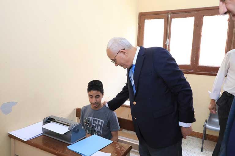 وزير التعليم يتفقد سير امتحان العربي بمدرسة النور 