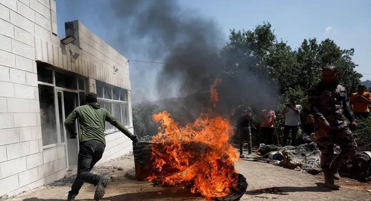 مستوطنون يحرقون مدرسة بقرية عوريف تحت أعين الاحتلا