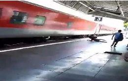 رجل ينجو من الموت بأعجوبة بعد سقوطه من قطار 